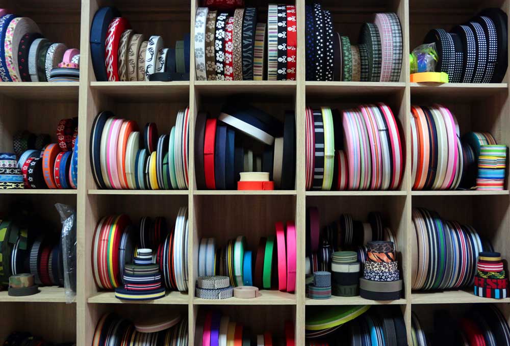 禕尚工廠各色織帶捲料，展示多種寬度與配色的織帶產品