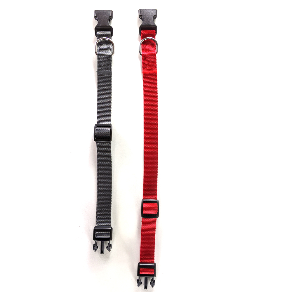 黑色與紅色項圈平放展示，可見五金D環與快拆扣細節